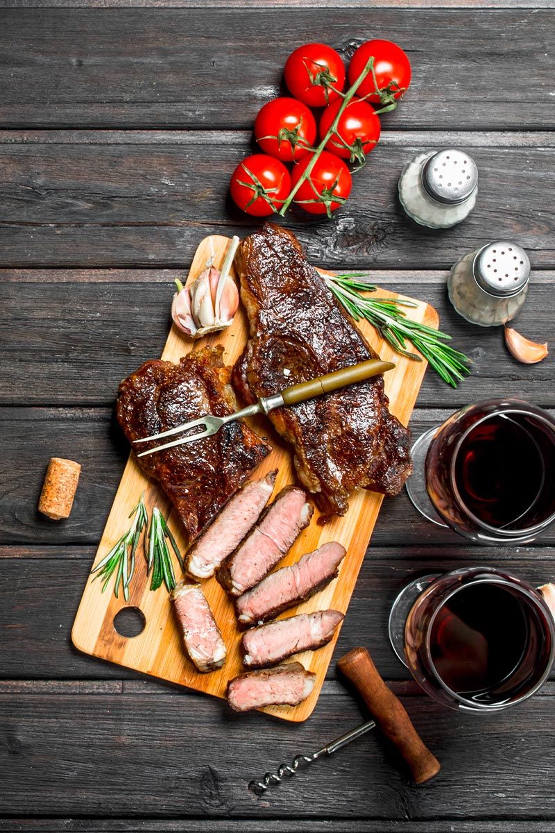 Parrillada surtida con cortes de carne y chorizos